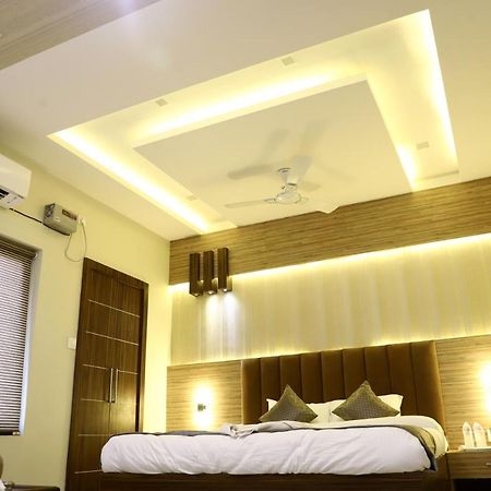 ורנאסי Hotel Santoor מראה חיצוני תמונה