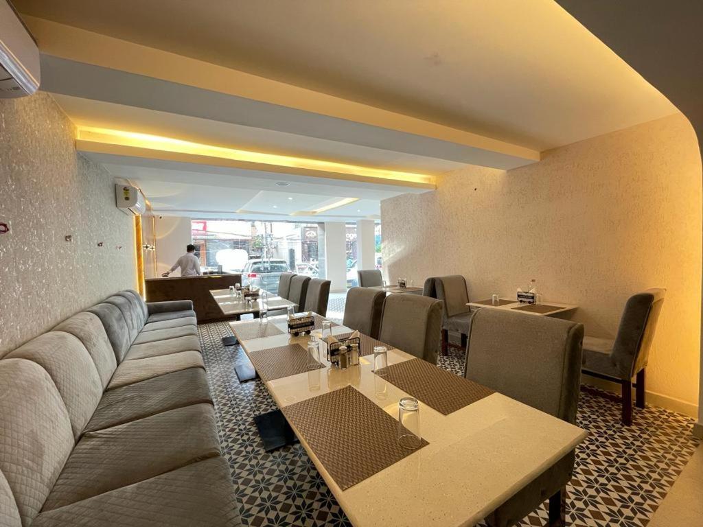 ורנאסי Hotel Santoor מראה חיצוני תמונה