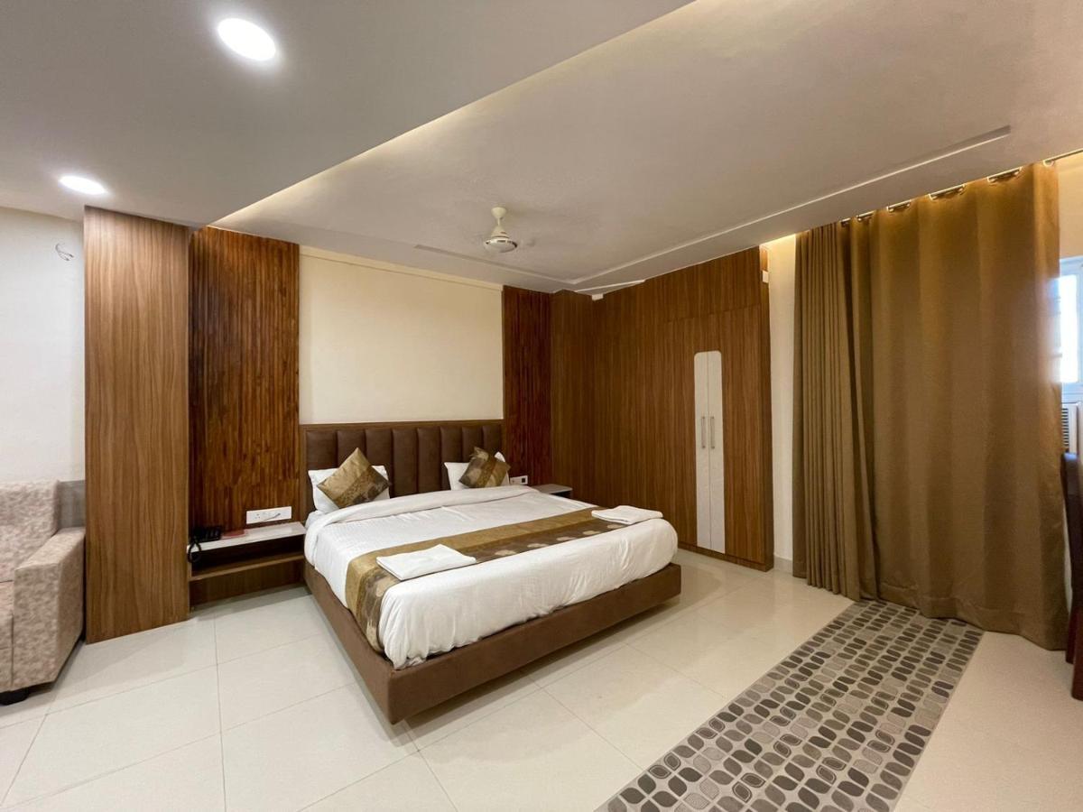 ורנאסי Hotel Santoor מראה חיצוני תמונה