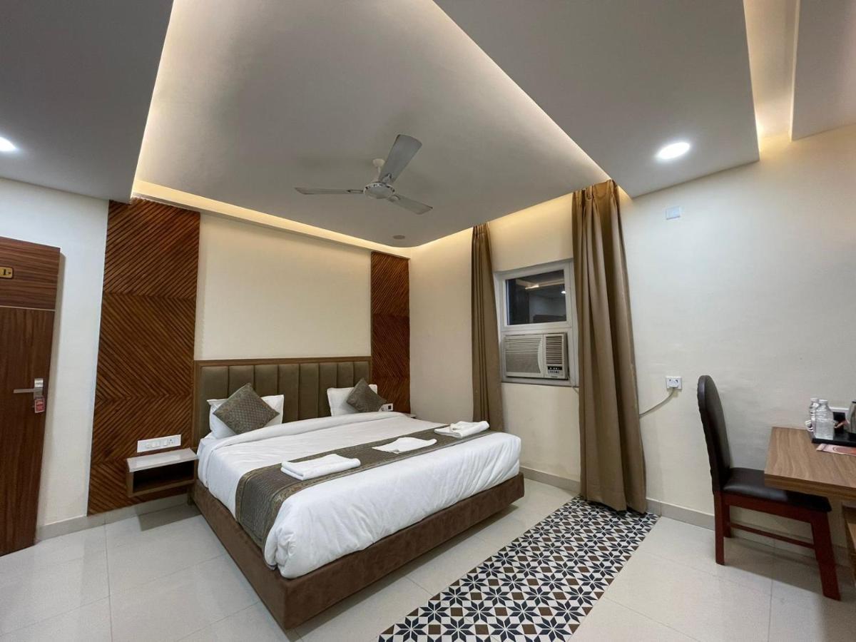 ורנאסי Hotel Santoor מראה חיצוני תמונה