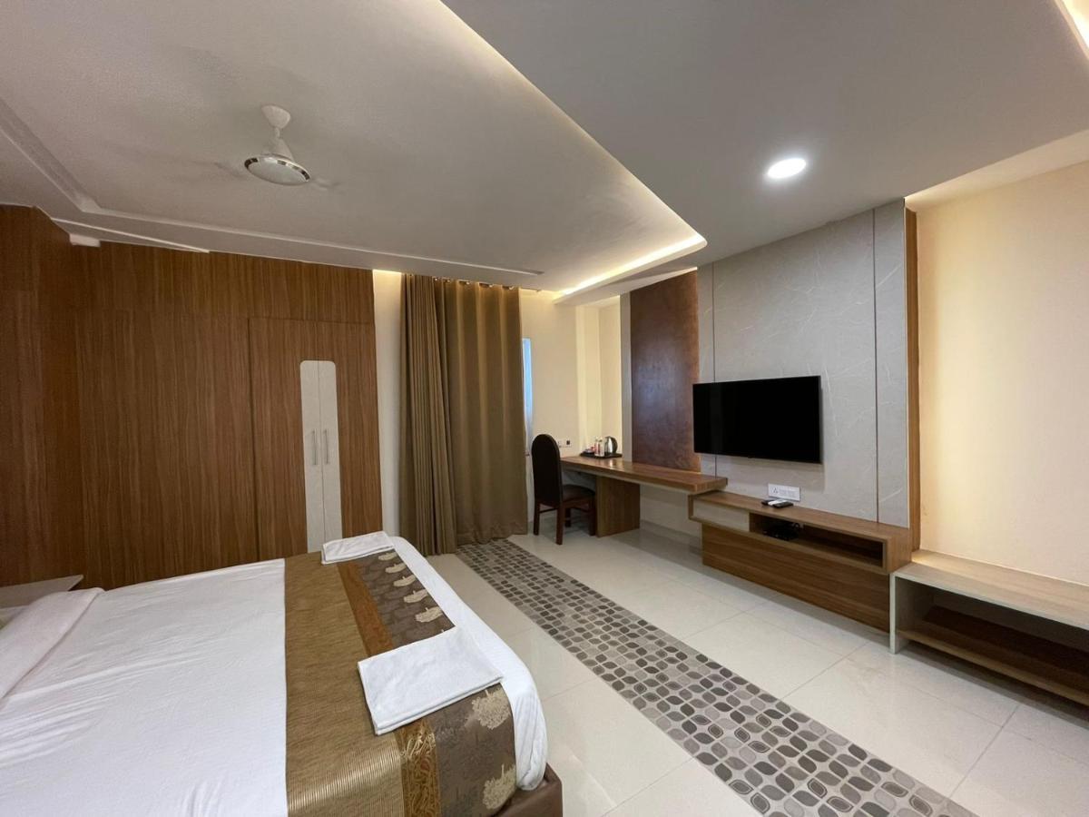ורנאסי Hotel Santoor מראה חיצוני תמונה