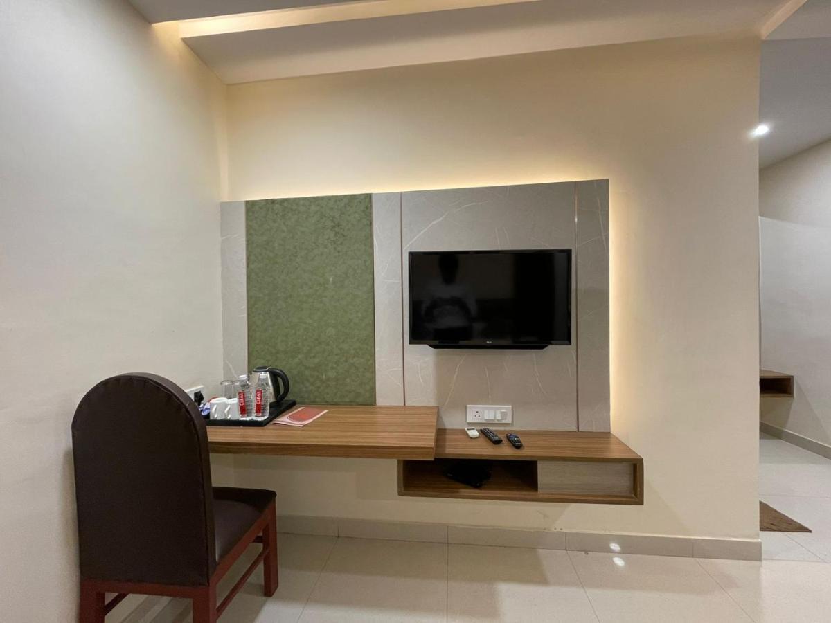 ורנאסי Hotel Santoor מראה חיצוני תמונה