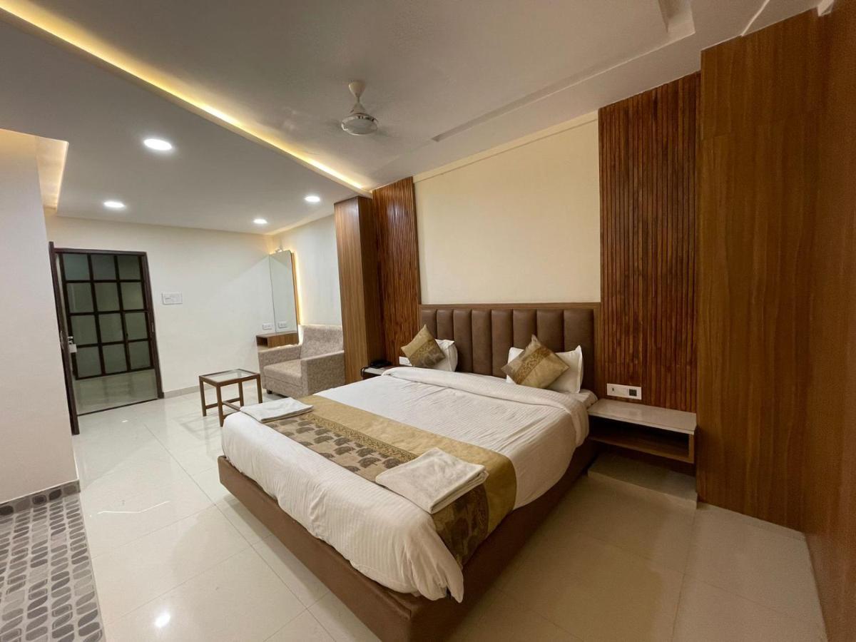 ורנאסי Hotel Santoor מראה חיצוני תמונה