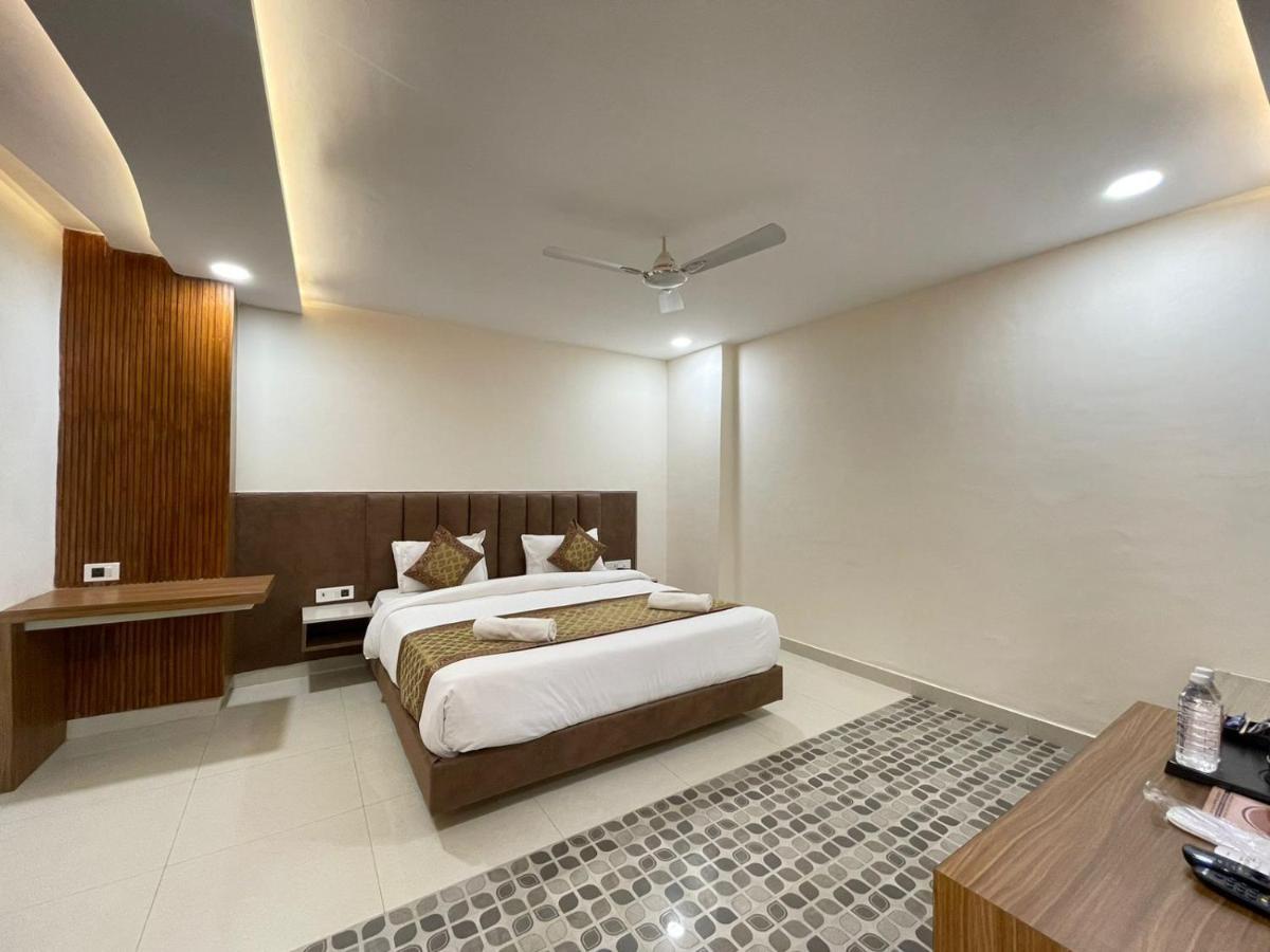 ורנאסי Hotel Santoor מראה חיצוני תמונה