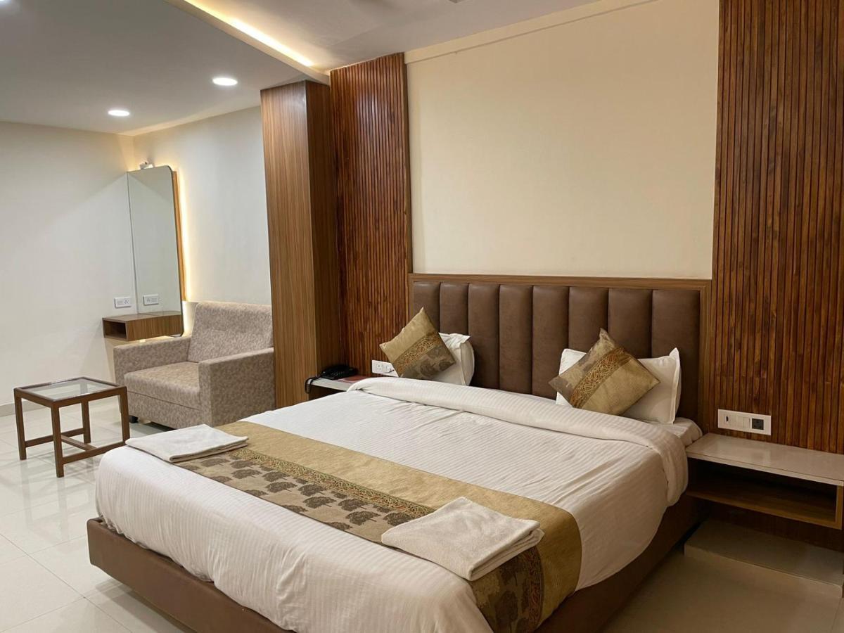 ורנאסי Hotel Santoor מראה חיצוני תמונה