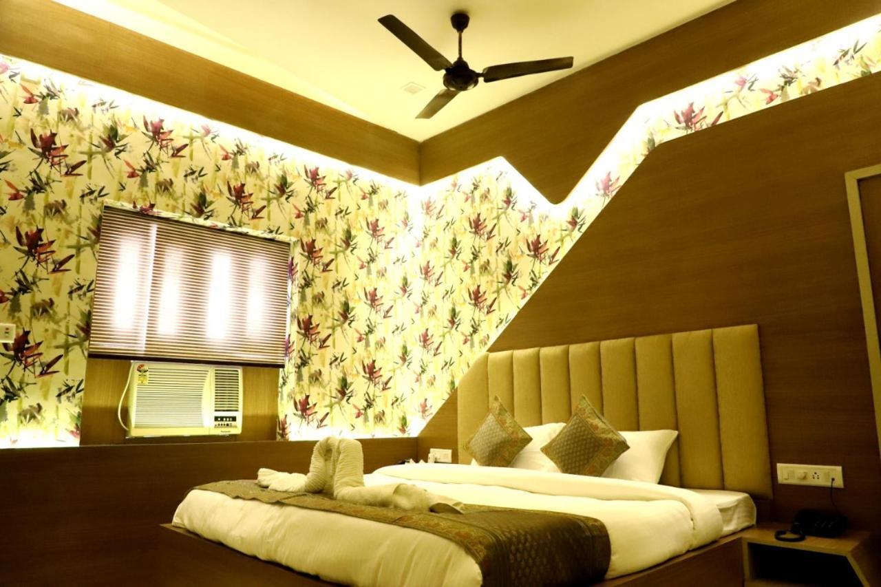 ורנאסי Hotel Santoor מראה חיצוני תמונה