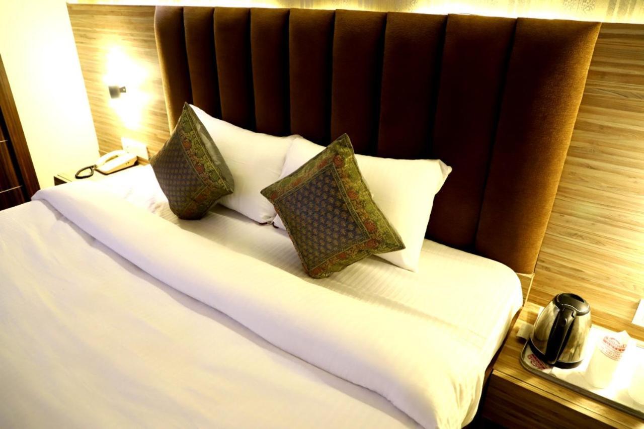 ורנאסי Hotel Santoor מראה חיצוני תמונה
