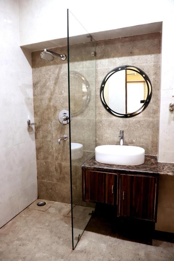 ורנאסי Hotel Santoor מראה חיצוני תמונה