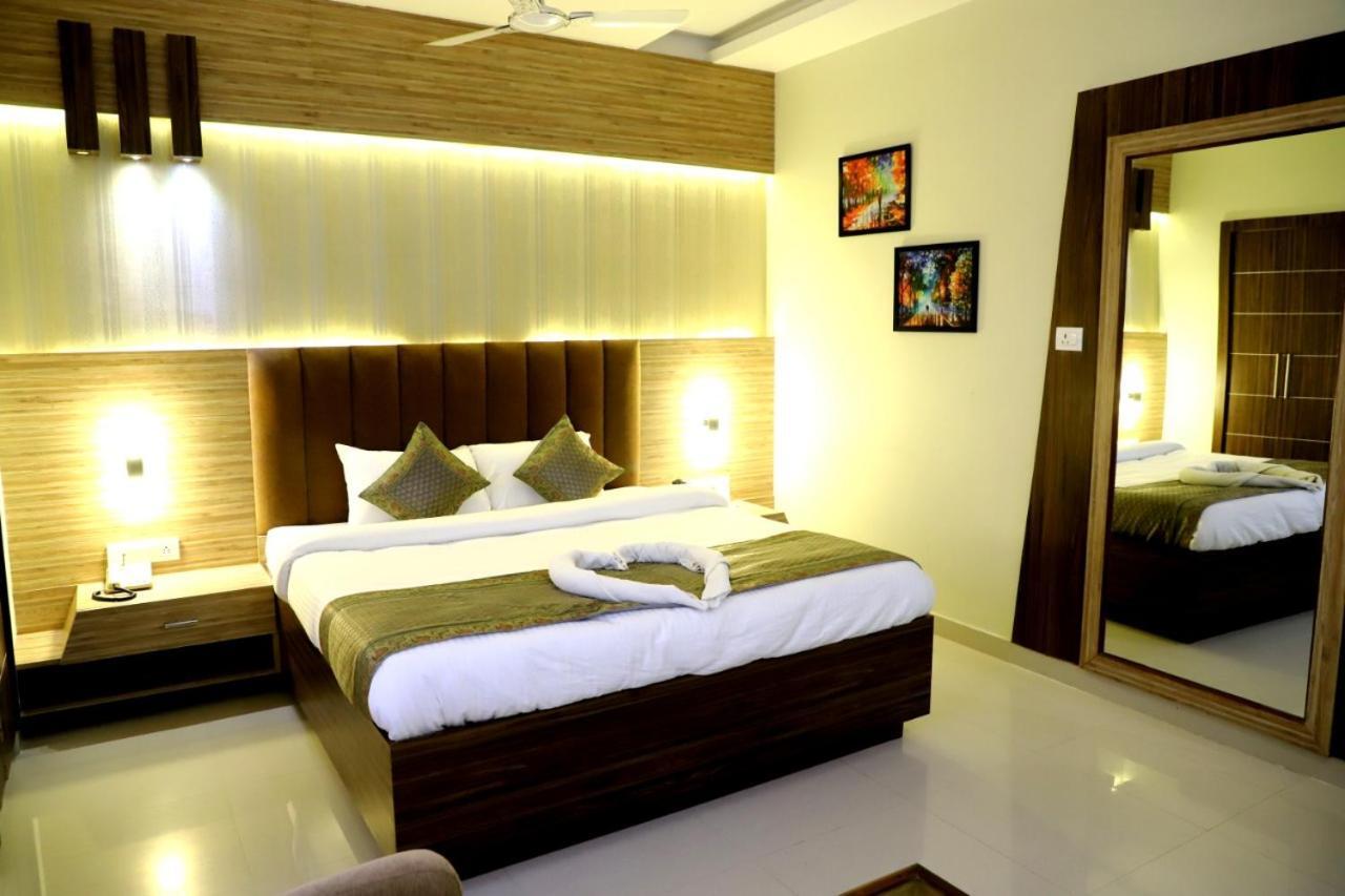 ורנאסי Hotel Santoor מראה חיצוני תמונה