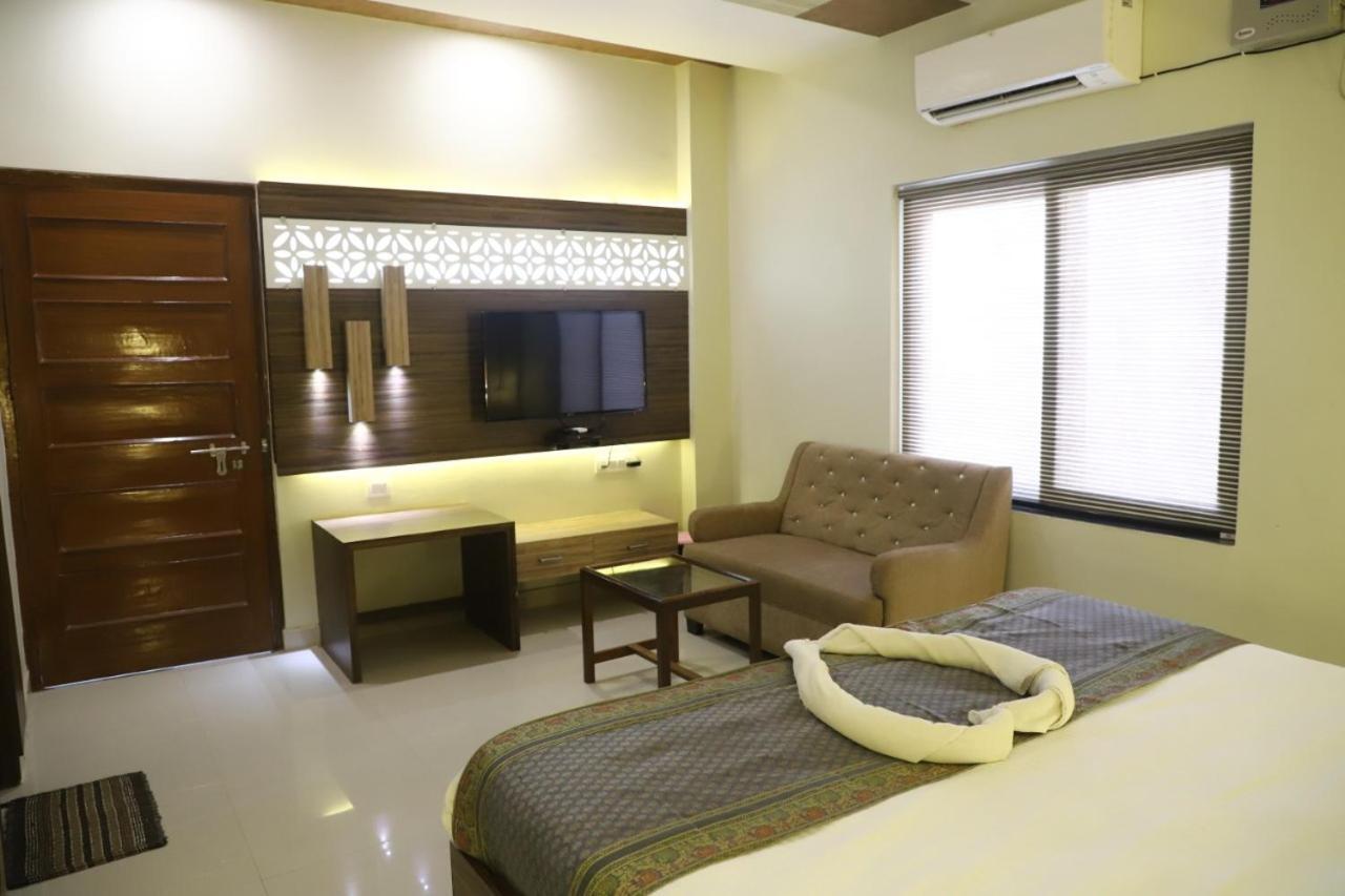 ורנאסי Hotel Santoor מראה חיצוני תמונה