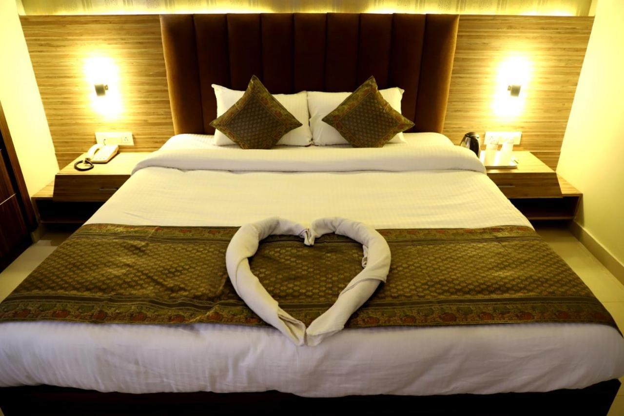 ורנאסי Hotel Santoor מראה חיצוני תמונה