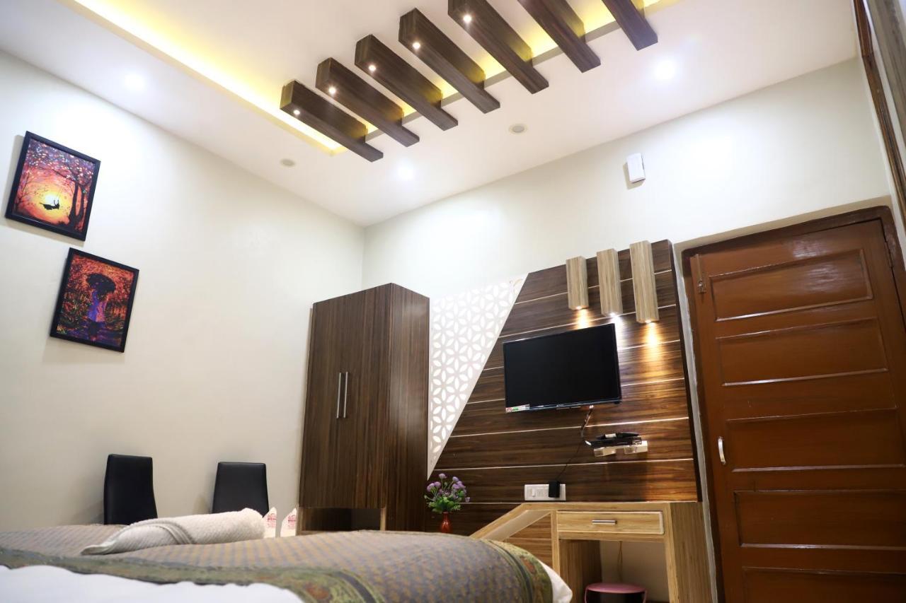 ורנאסי Hotel Santoor מראה חיצוני תמונה