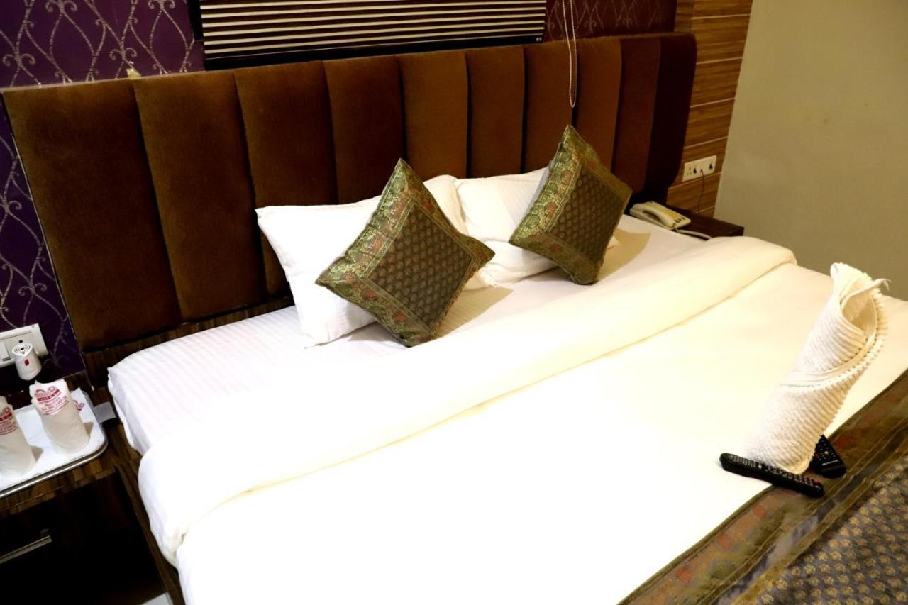 ורנאסי Hotel Santoor מראה חיצוני תמונה